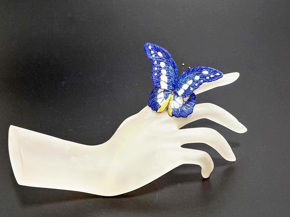 立体刺繍の蝶（ヘレナモルフォ蝶） / 千葉県船橋市 | セゾンのふるさと納税