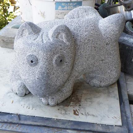 人形　犬　彫像　オブジェ　置物　インテリア　工芸品　美術品　A1306 犬の彫刻「ぼくの家」 石 ストーン 雑貨 職人 伝統工芸 伝統工芸品