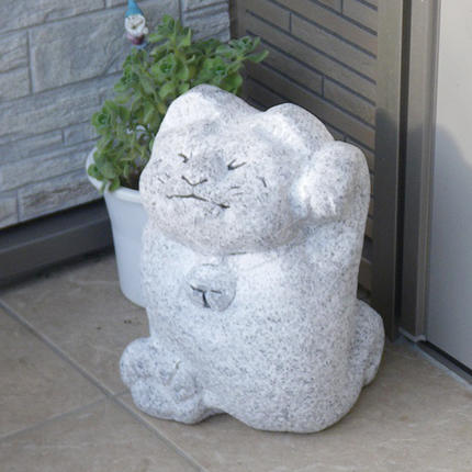猫　招き猫　天然石　彫刻　オブジェ　置物　インテリア　工芸品　美術品　A3322 アクティブ招き猫 石 ストーン 猫 ネコ 動物 縁起物 雑貨 職人 伝統