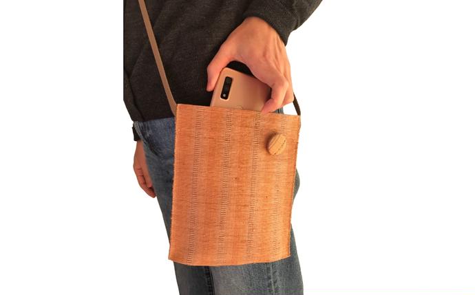 杏染め スマホポーチ 100%国産シルク|手染め 手織り ハンドメイド 伝統技法 スマホグッズ 信州 長野県 千曲市