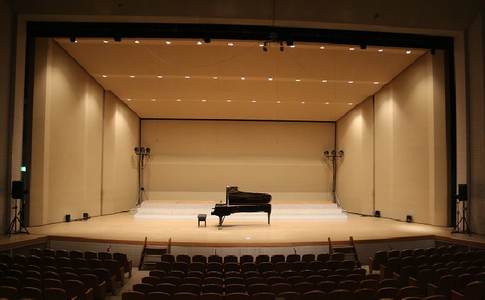 岡山県里庄町のふるさと納税 ピアノ演奏体験（スタインウェイD274）～ホール2時間貸し切り～ 体験チケット チケット